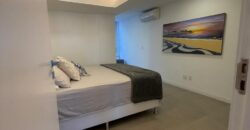 Apartamento Frente Mar no Leme – 110 m² | Vista Deslumbrante da Praia | Reformado