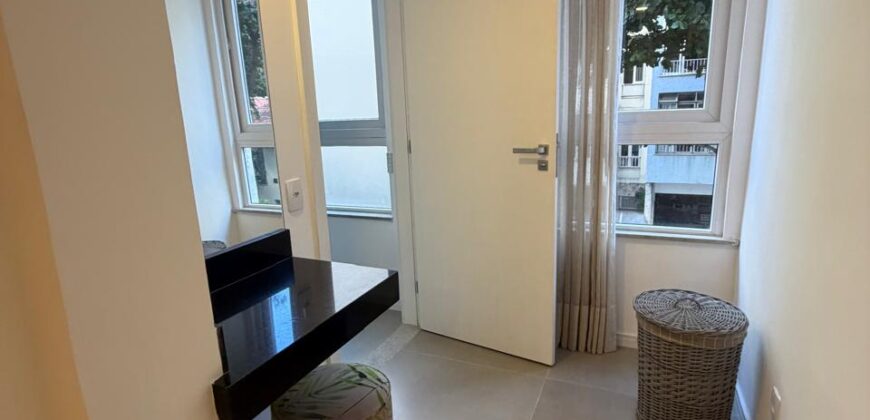Apartamento Frente Mar no Leme – 110 m² | Vista Deslumbrante da Praia | Reformado