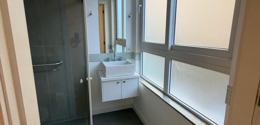 Apartamento Frente Mar no Leme – 110 m² | Vista Deslumbrante da Praia | Reformado