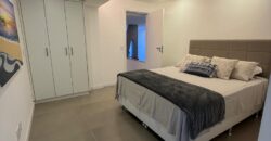 Apartamento Frente Mar no Leme – 110 m² | Vista Deslumbrante da Praia | Reformado