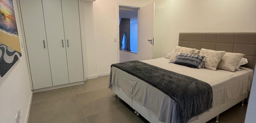 Apartamento Frente Mar no Leme – 110 m² | Vista Deslumbrante da Praia | Reformado