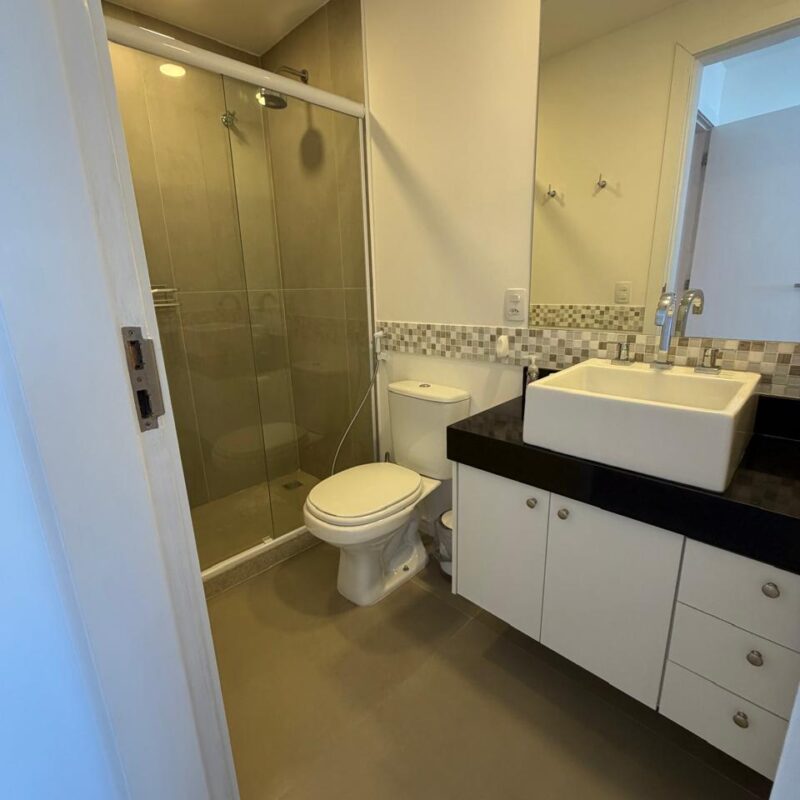 Apartamento Frente Mar no Leme – 110 m² | Vista Deslumbrante da Praia | Reformado